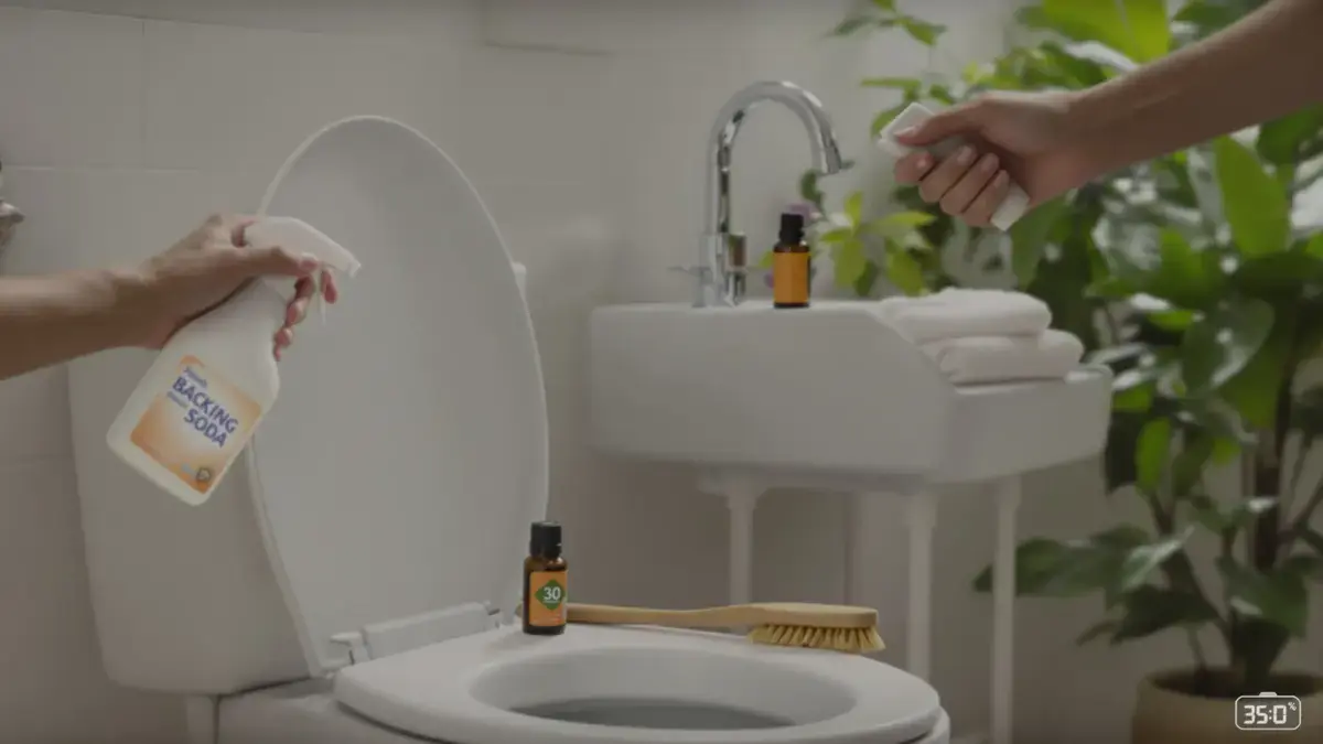 Vermijd deze veelgemaakte fouten met baking soda die je toilet nog viezer maken